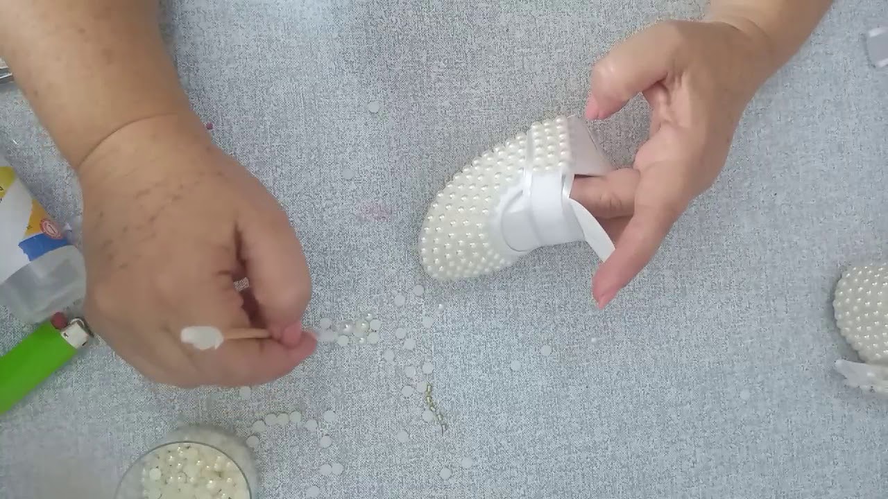 Sapatinhos customizados com meia pérolas