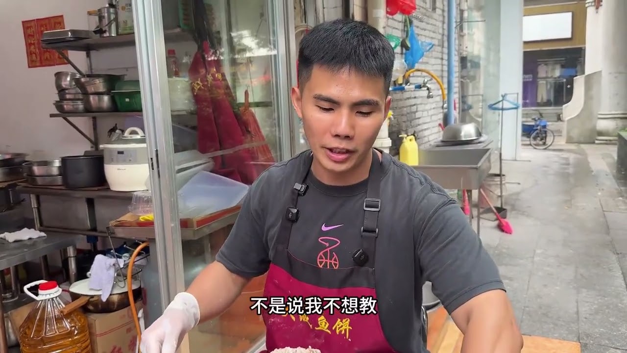 廣東江門釀鱩英俊小伙傾心守護 A handsome young man in Jiangmen, Guangdong, devotedly protects the brewing fish