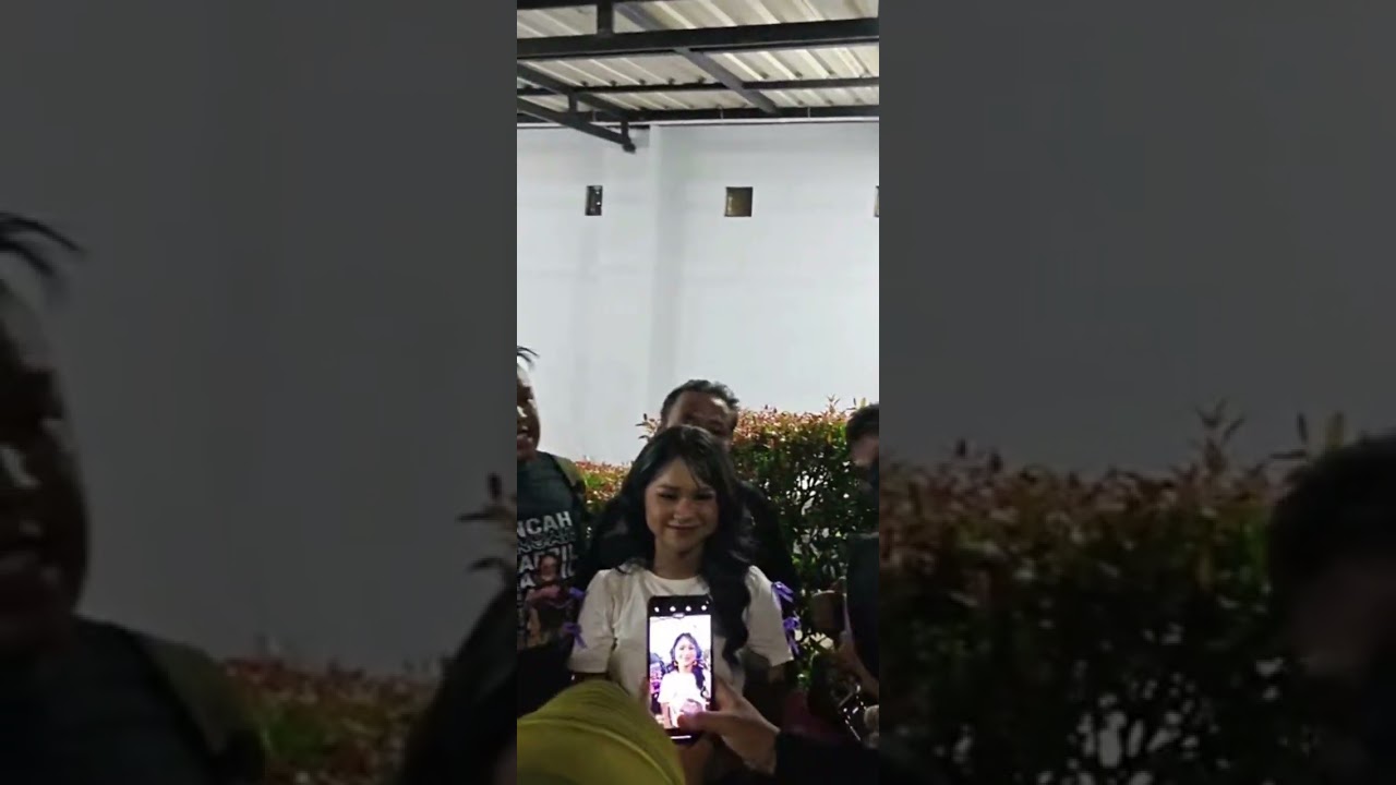 detik2 anak DA keluar dari studio mau pulang,ropri di kerumuni fans