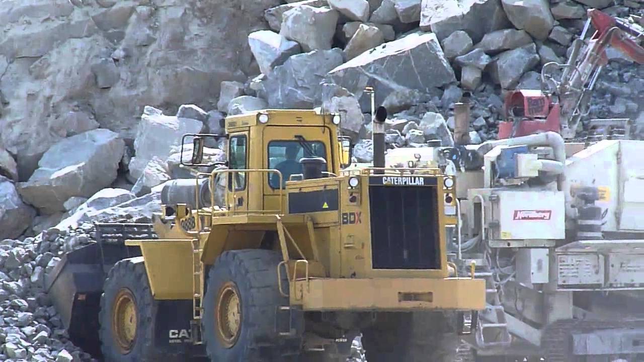 Caterpillar 988B in a quarry
