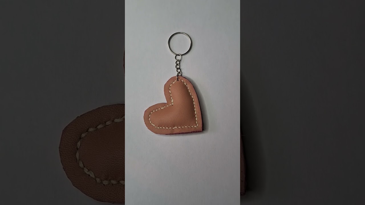 Porte cl&eacute;s &agrave; vendre, fabriqu&eacute; &agrave; la main en acier inoxydables &agrave; partir des chutes de cuir.