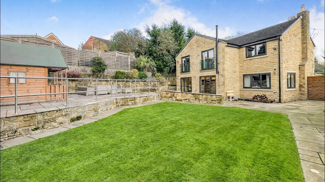 STEP INTO QUALITY. TRULY SPECIAL, SPACIOUS AND LUXURIOUS FAMILY HOME. POPULAR RESIDENTIAL LOCATION. 