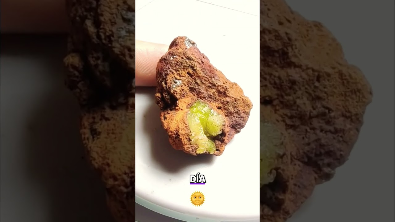 Adamita Fluorescente | El Mineral que Brilla en la Oscuridad bajo Luz Ultravioleta  