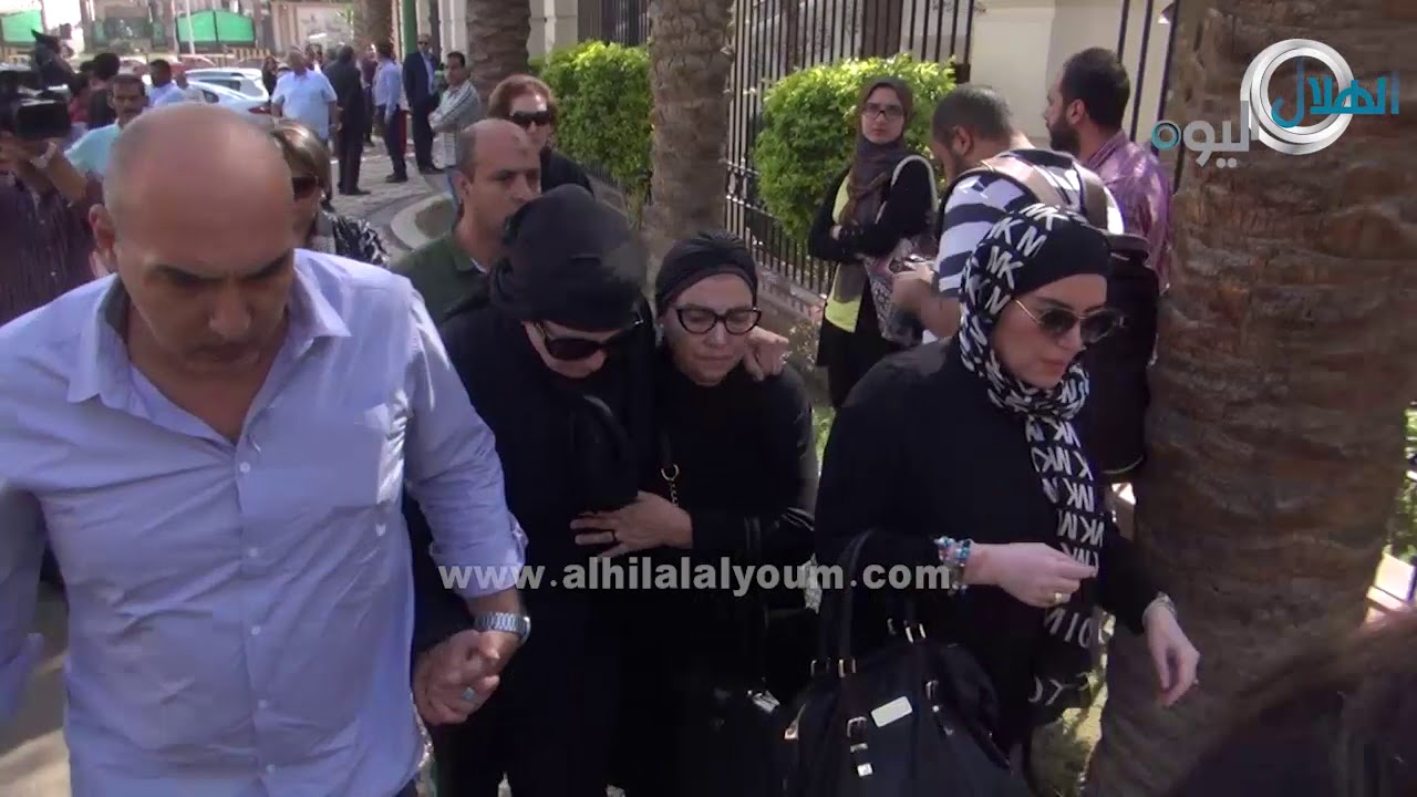 لحظة انهيار نجلاء فتحي أثناء تشييع جنازة زوجها الإعلامي حمدي قنديل
