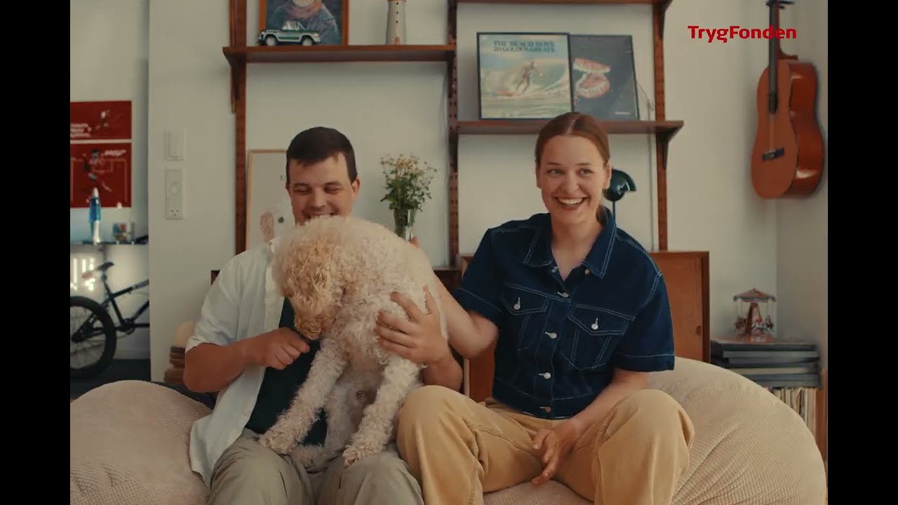 Hunden, Eddie, og ejerne, Emma og Emil, er frivillige hos TrygFonden Besøgshunde.