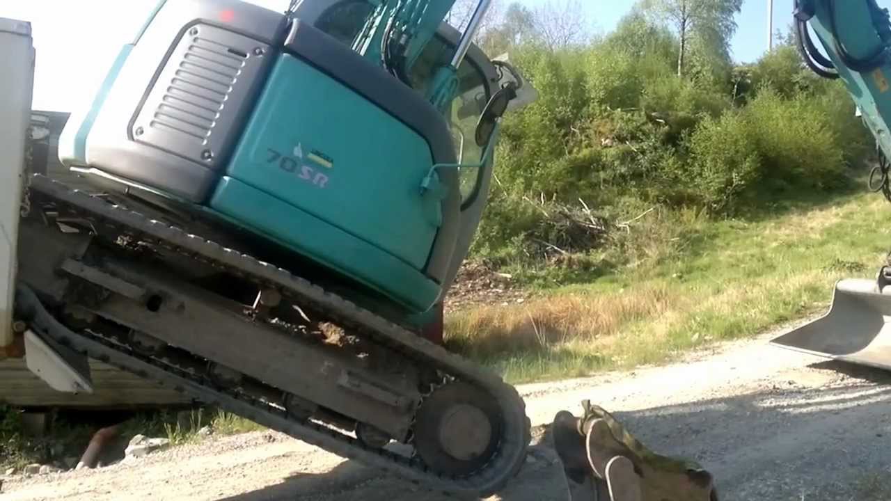 Unloading gravemaskin from Volvo FH12