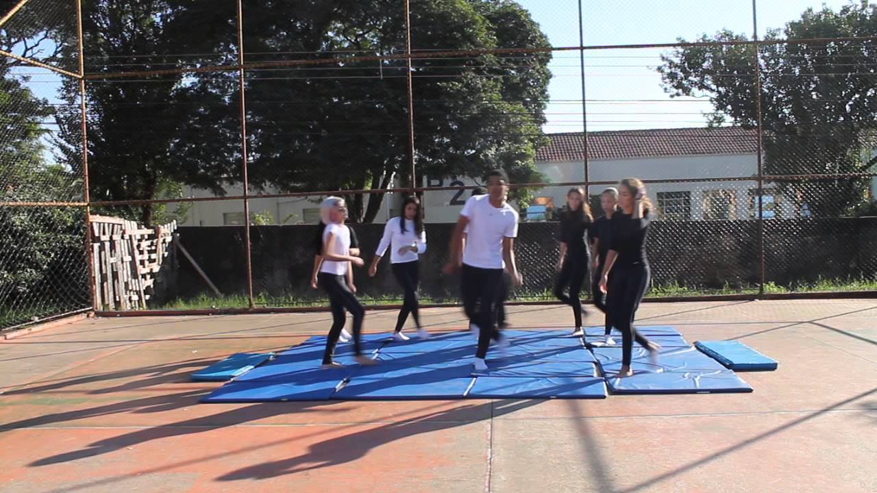 Apresentação de coreografia de ginástica acrobática e dança. Champagnat / Londrina.