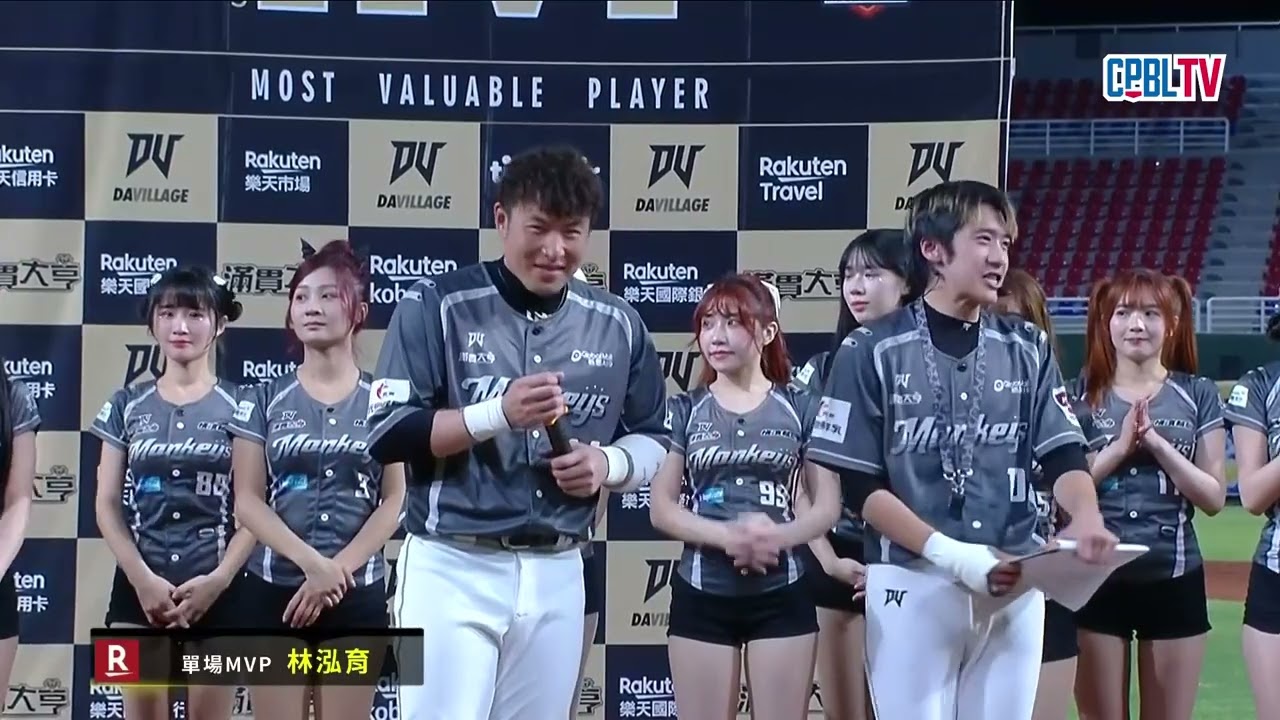 08/19 富邦 VS 樂天 賽後，打出關鍵安打的小胖林泓育獲選本場比賽的mvp