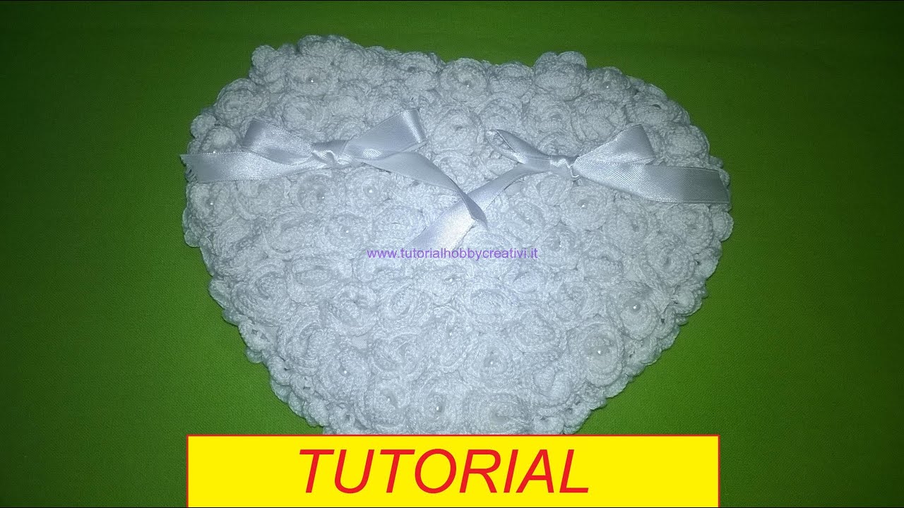 Tutorial per realizzare un cuscino portafedi con roselline all’uncinetto