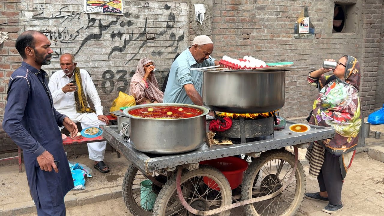50/- Rs STREET FOOD 😍 CHACHA GE CHANAY | LAHORE FOOD STREET | PAKISTANI NASHTA - ROADSIDE DHABA FOOD