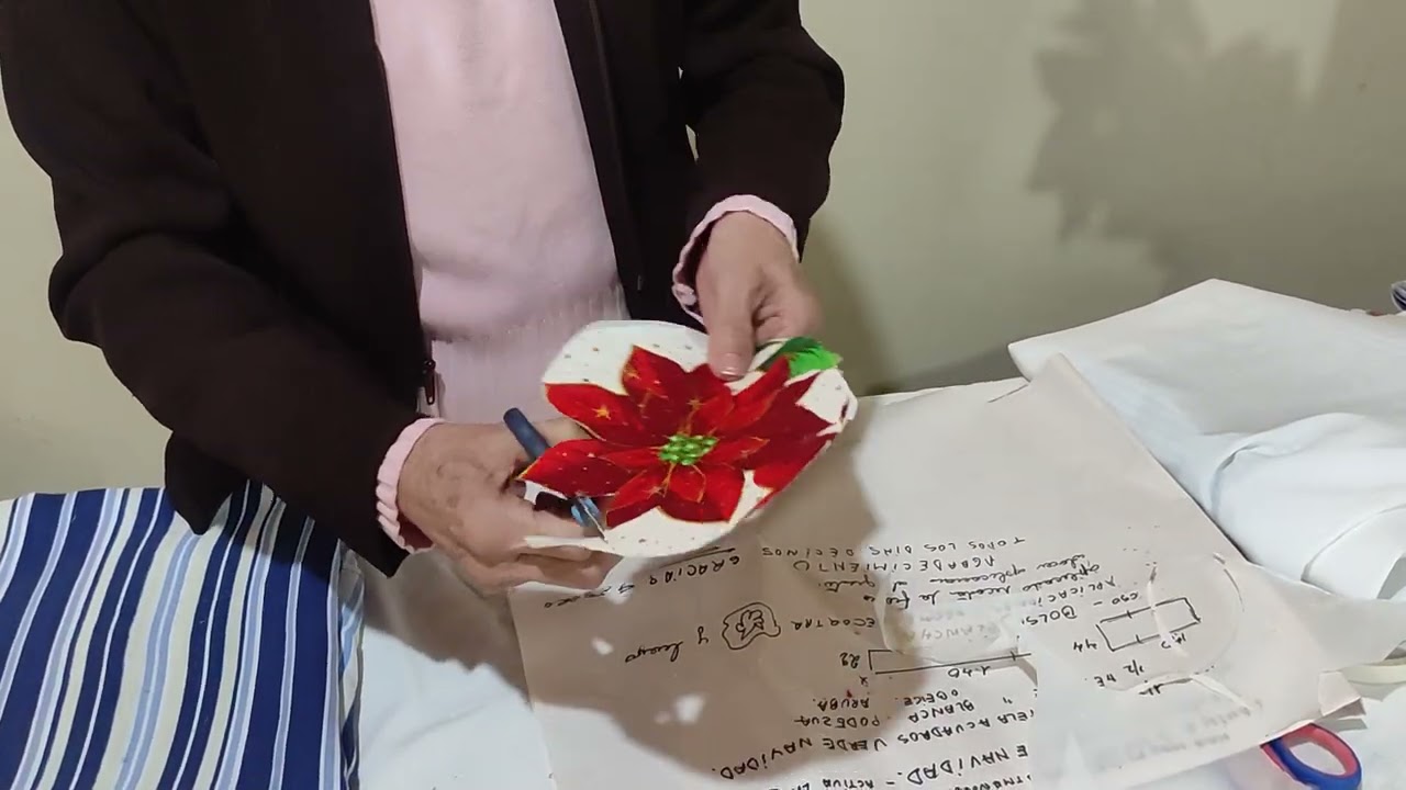 Elabora un hermoso camino de mesa navideño, con aplicaciones de tela. 