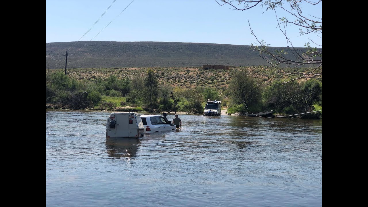 Two Landcruisers across the Doring River, one got stuck in the middle.