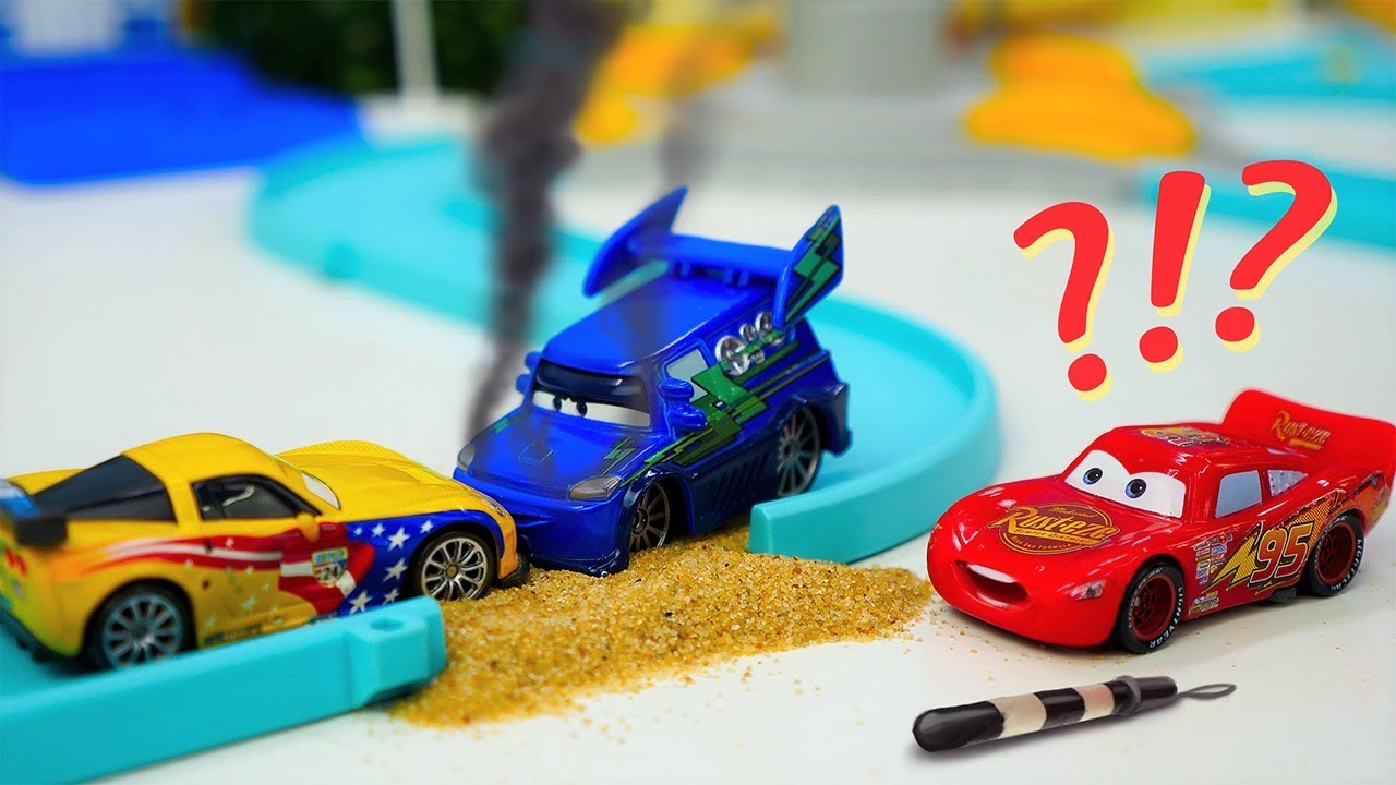 &iexcl;Rayo McQueen provoca un accidente! Coches de juguete. Juegos con coches