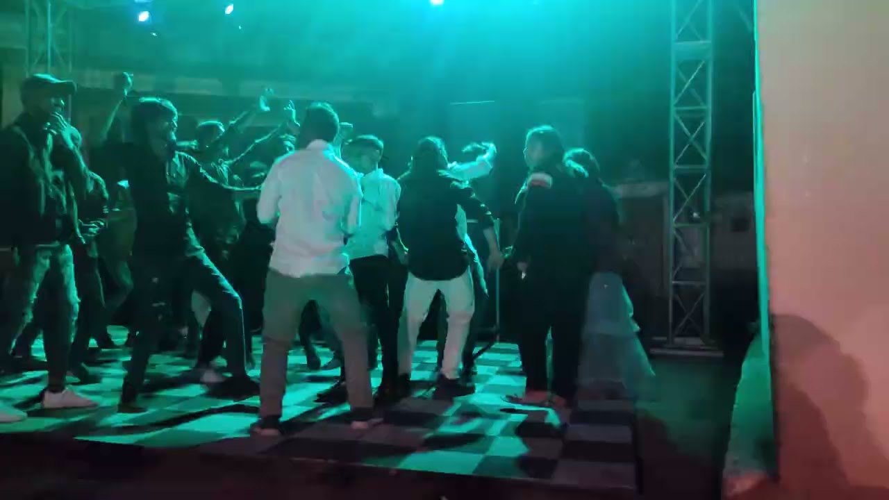 Lak 28 Kudi Da........group dance masti 😃