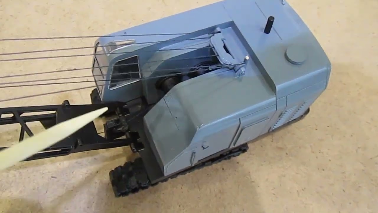 Сборная модель AVD models экскаватор Э-10011