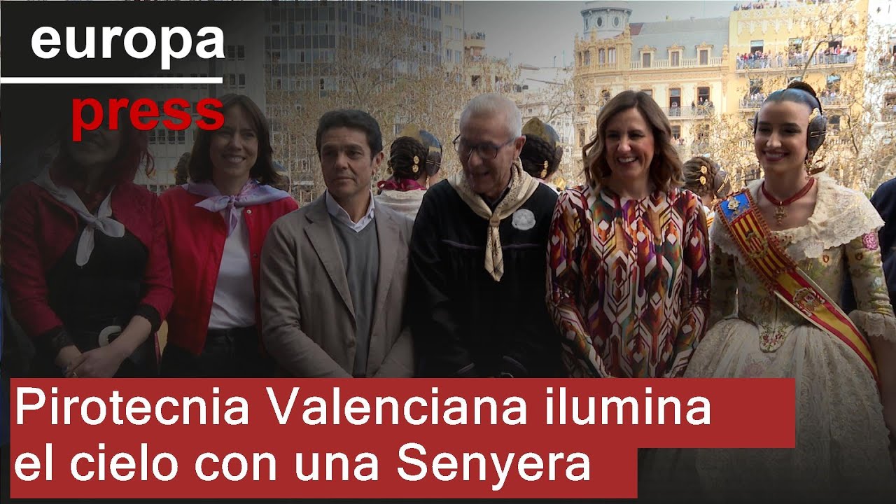 Pirotecnia Valenciana recrea en el cielo una Senyera durante la 'mascletá' de este 15 de marzo