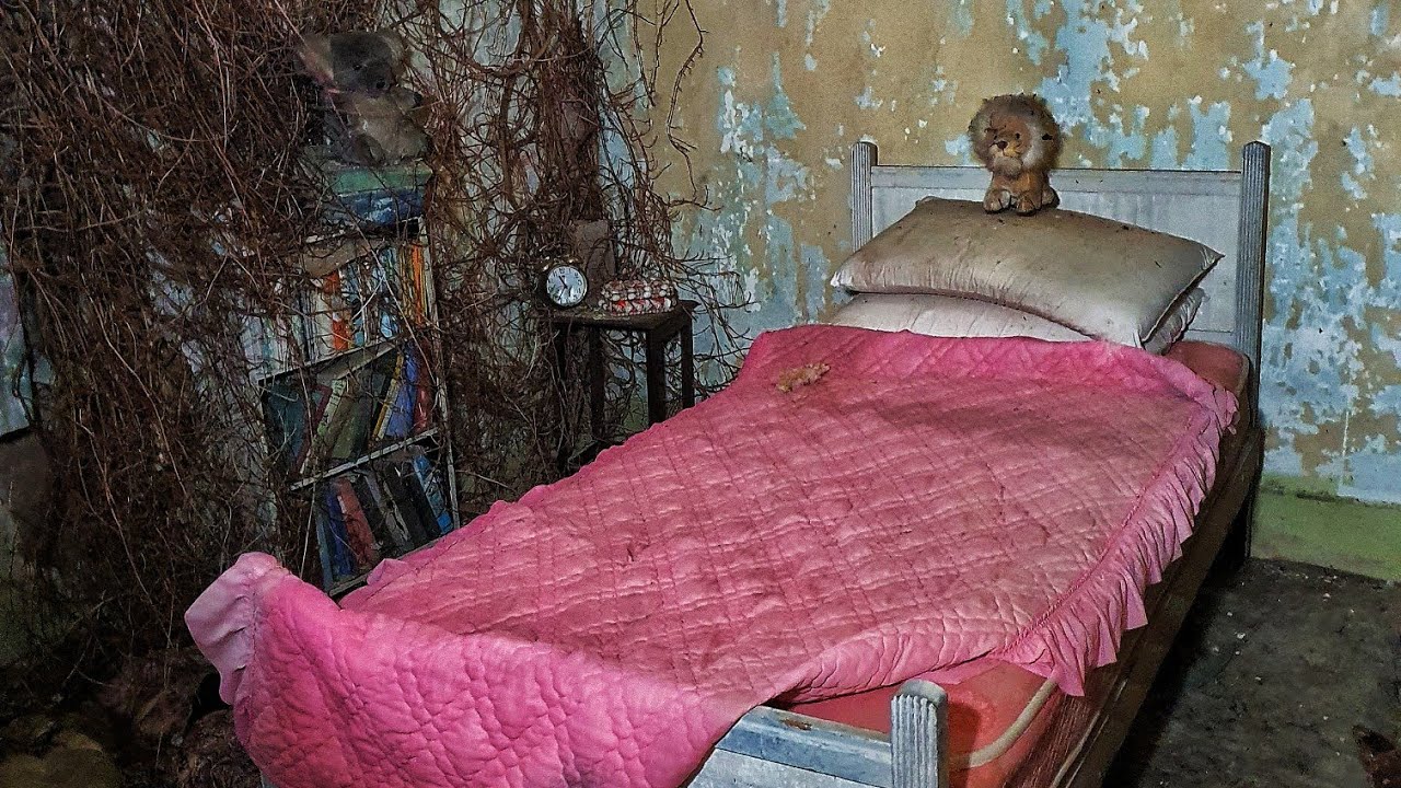 NATURES ABANDONED HOUSE FROZEN IN TIME EVERYTHING LEFT BEHIND - HIDDEN IN THE WOODS FOR  35 YEARS