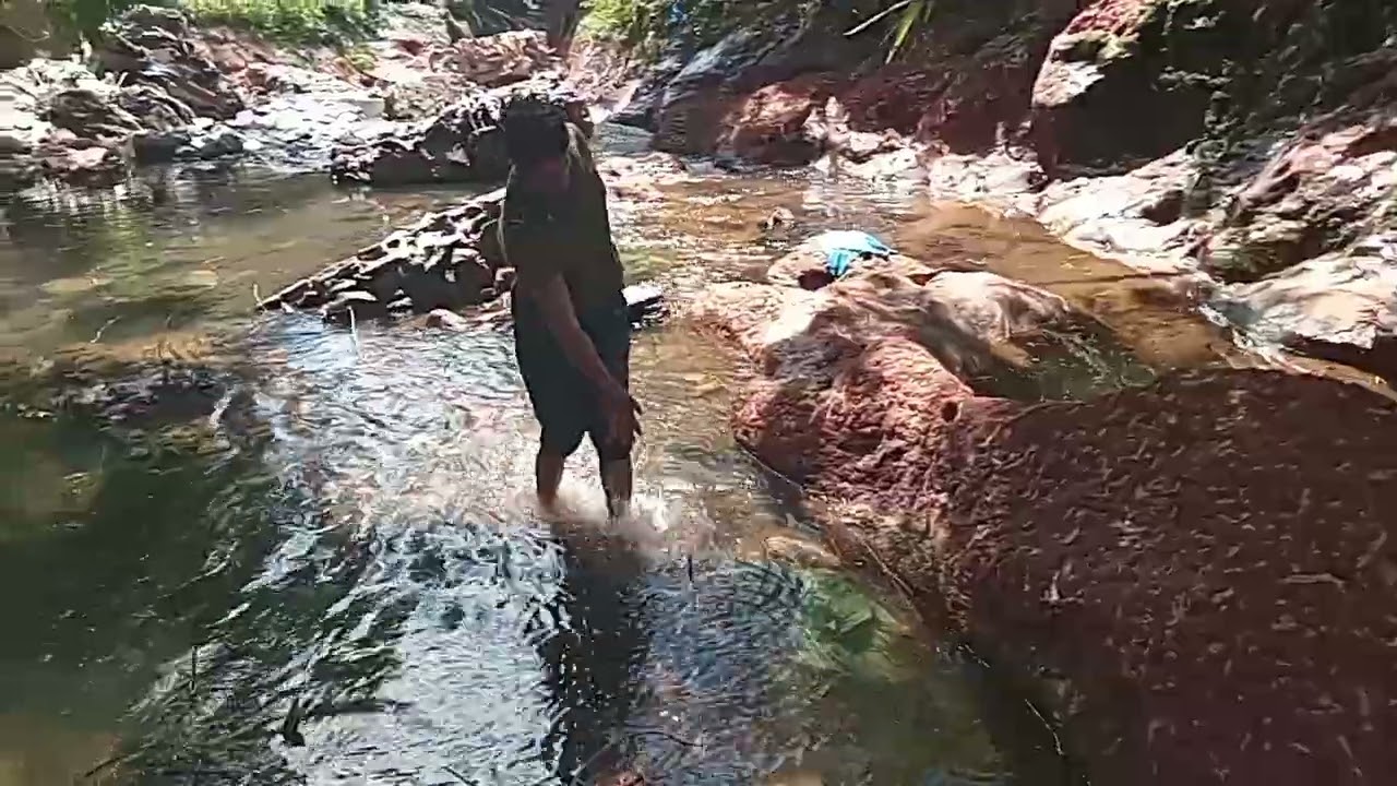 Haciendo puente de piedra en el arroyo waskala 💀