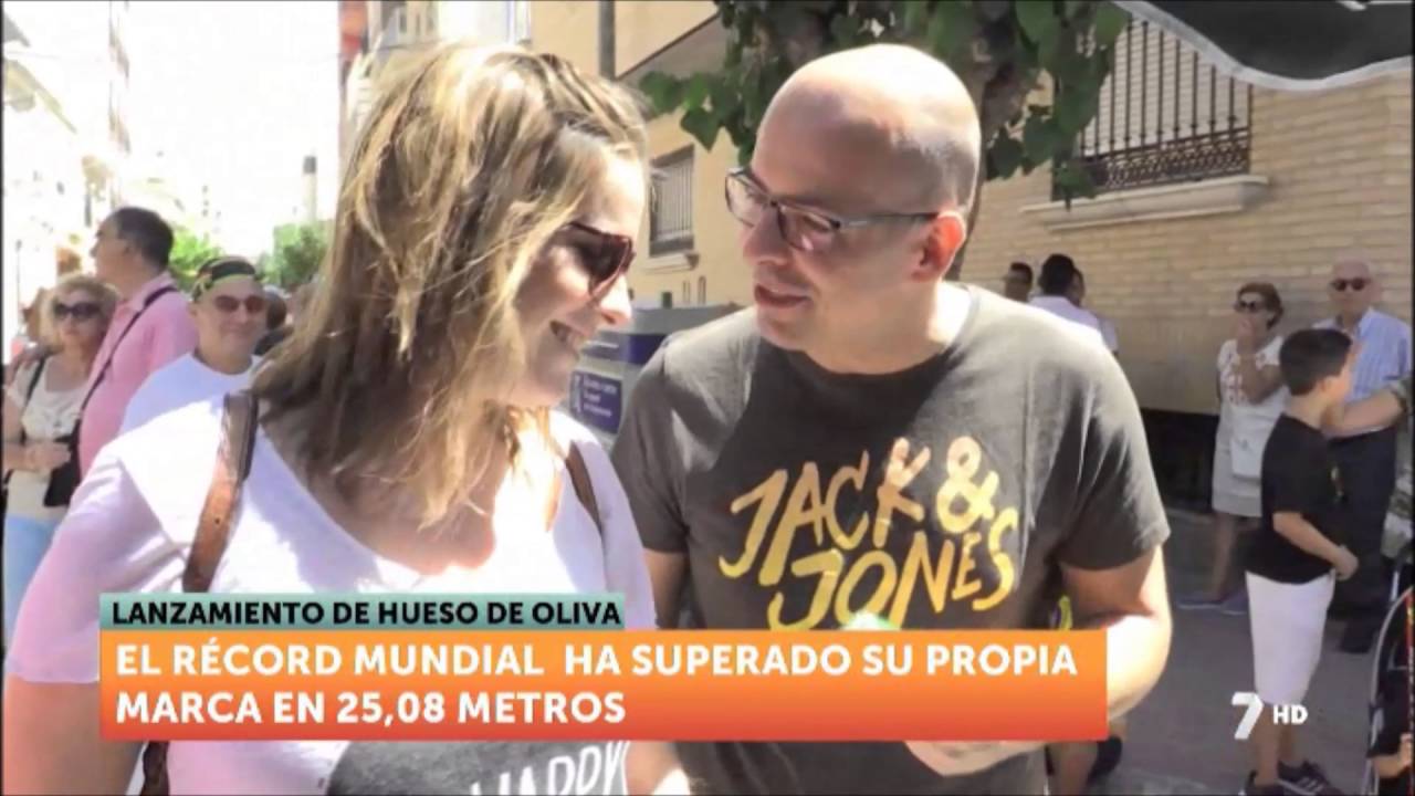 Récord mundial de lanzamiento de hueso de oliva