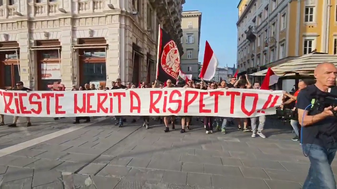Triestina calcio, la manifestazione dei tifosi in piazza