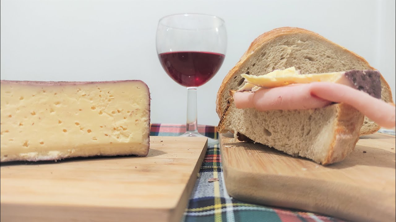 Formaggio UBRIACO – Stagionato nelle bucce fermentate di uva impregnate di vino – Fatto in casa