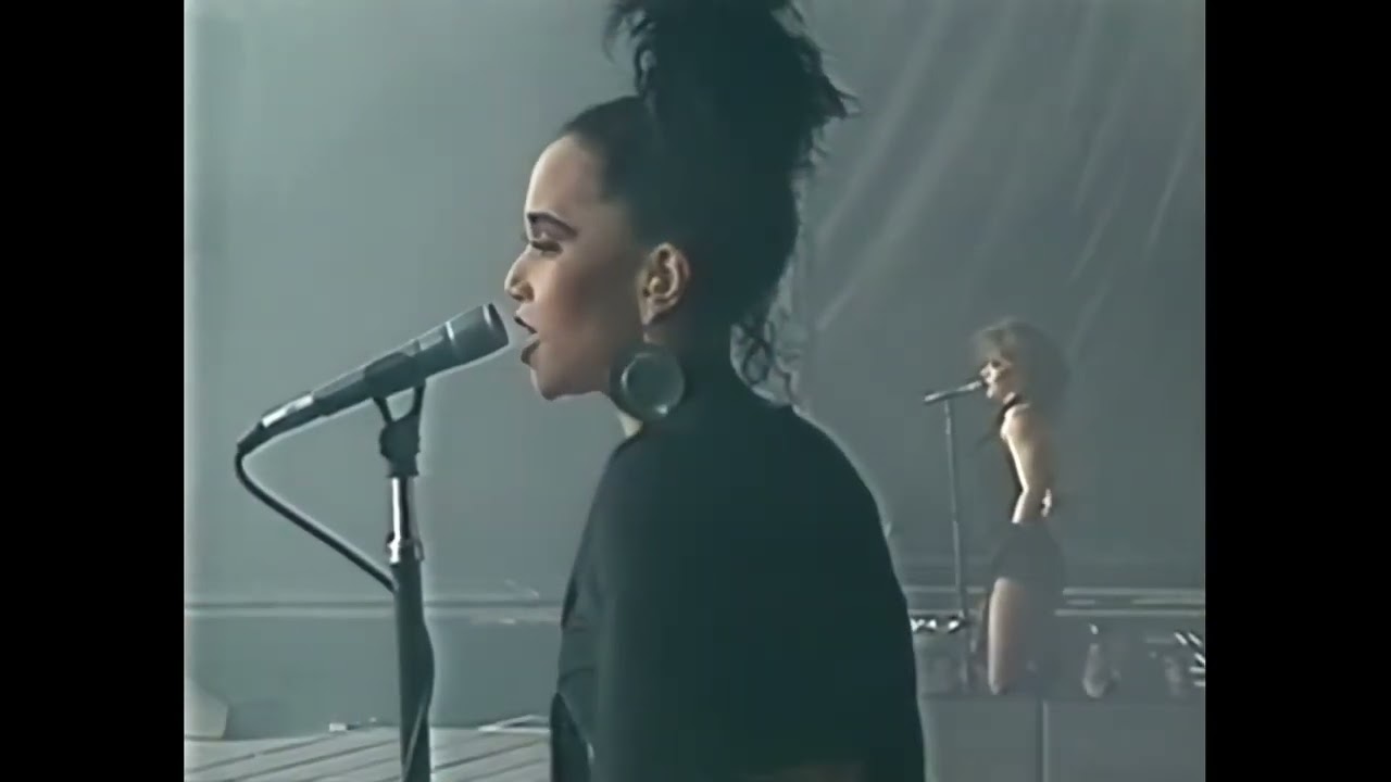 Guns N' Roses - Live In Paris 1992 - Full Concert (HD Remastered)