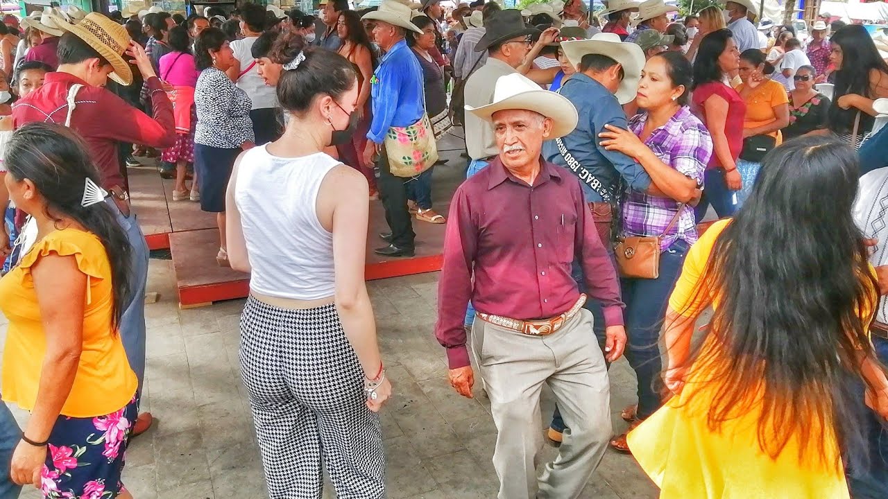 ¡QUIÉN LO VIERA! 👏 DON CELSO BAILANDO “MARÍA CHUCHENA” 🕺💃 EN XILITLA 🎻🎶