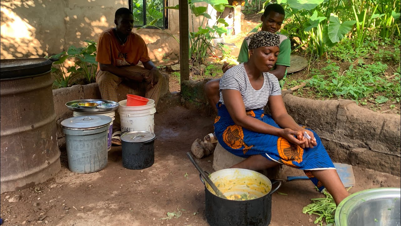 Деревенская хозяйка готовит на ужин органический джи со свежими овощами | African Family Life
