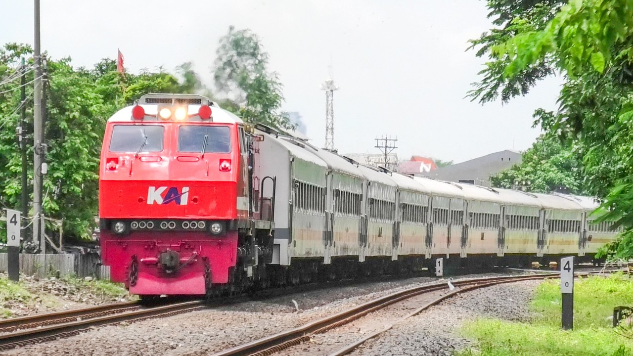 RAMAINYA KERETA API SIANG HARI DI STASIUN SURABAYA GUBENG‼️LOKO MERAH LANGKA MENARIK KERETA LOKAL