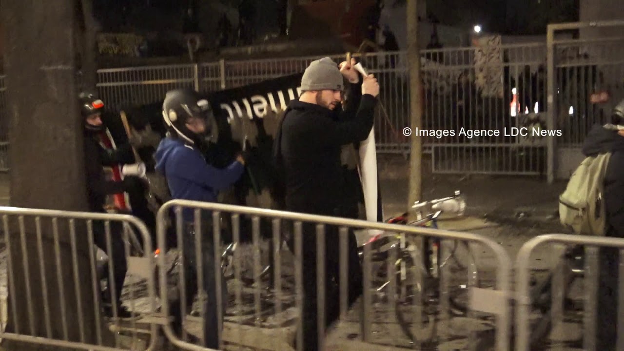 Des &eacute;tudiants du Comit&eacute; Anti-Blocage &agrave; l&rsquo;assaut de la Fac de Tolbiac. Paris/France - 06 Avril 2018