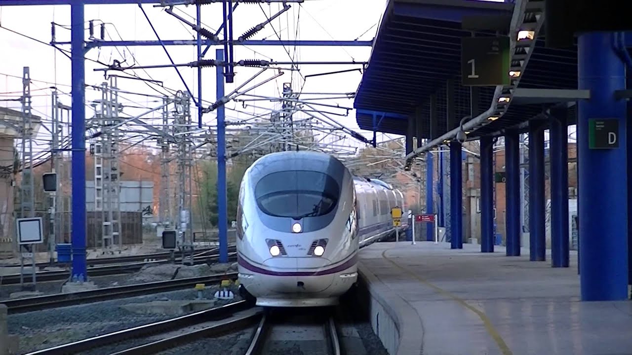 Renfe 103.09 entrando en Lleida Pirineus, destino Madrid