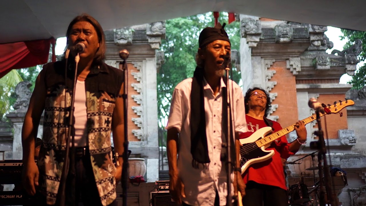 THE ROLLIES - SETANGKAI BUNGA di Candi Bentar Taman Mini