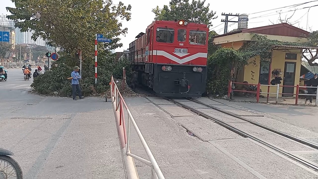 [ 12/01/2026 ] D18E-603 kéo tàu hàng H2318 ( 15:02 )