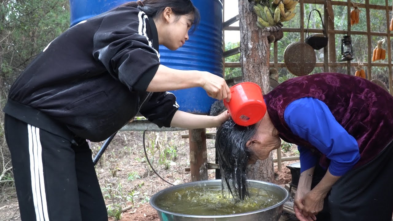 The old woman suffered from dementia: she washed her hair with herbal leaves and steamed cakes.