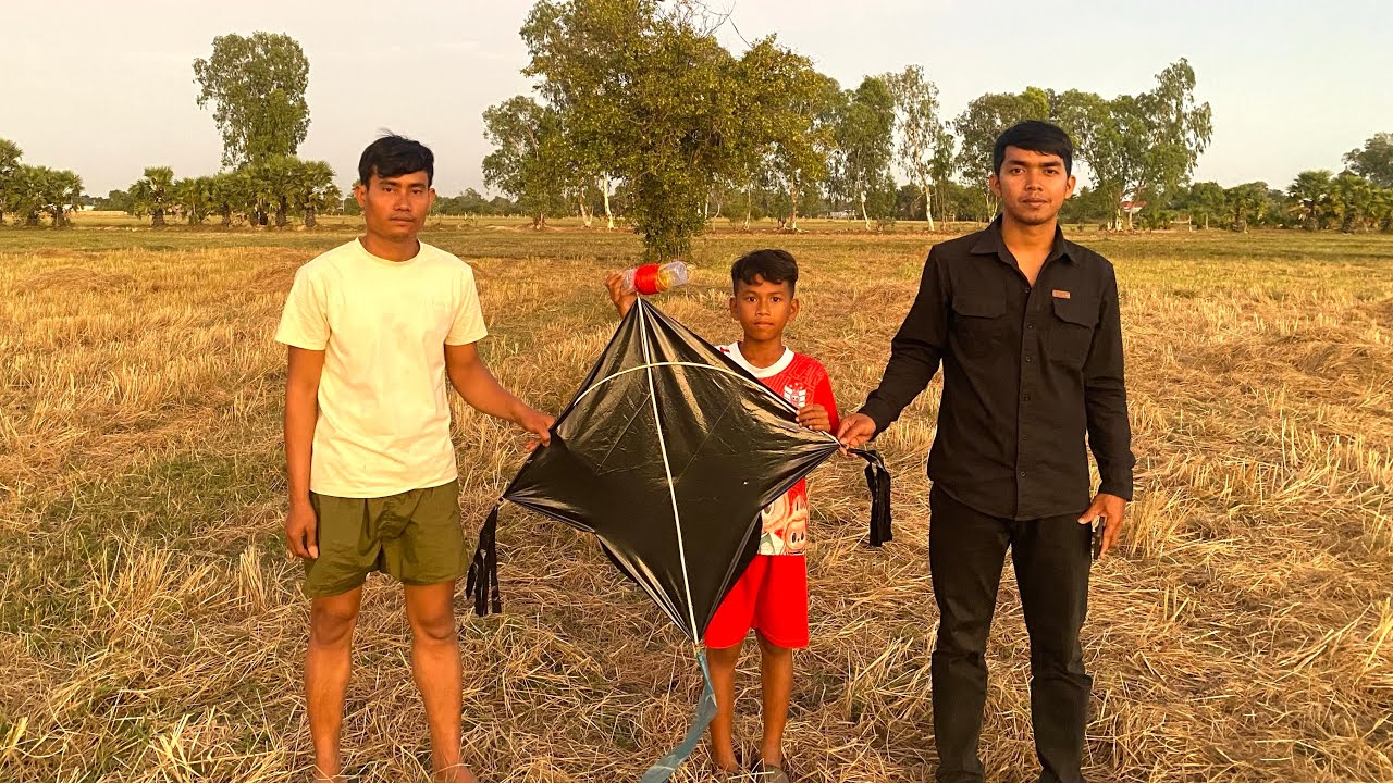 មកបង្ហោះខ្លែងសន្លឹកបៀជាមួយបងប្អូននៅវាលស្រែក្រោយផ្ទះ [មេធីមខ្លែង] #kitechannel 