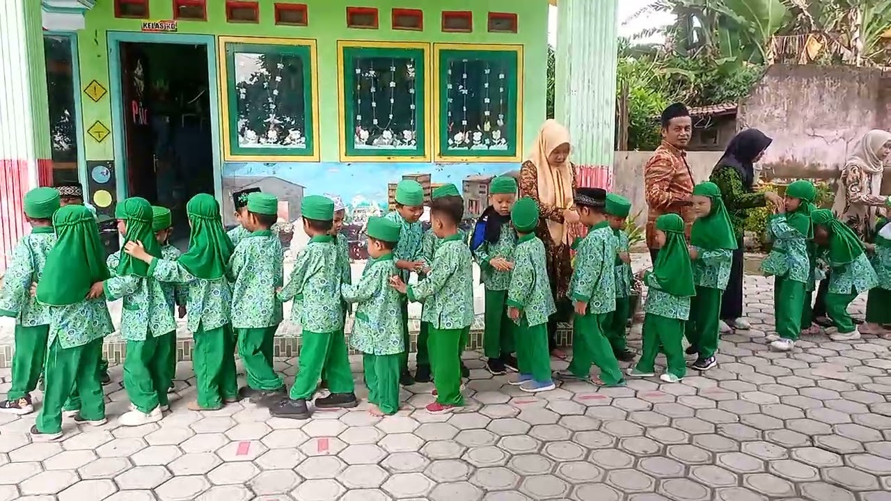 Senam pagi di halaman sekolah RA Hidayatul Hikmah nglegok raya lur