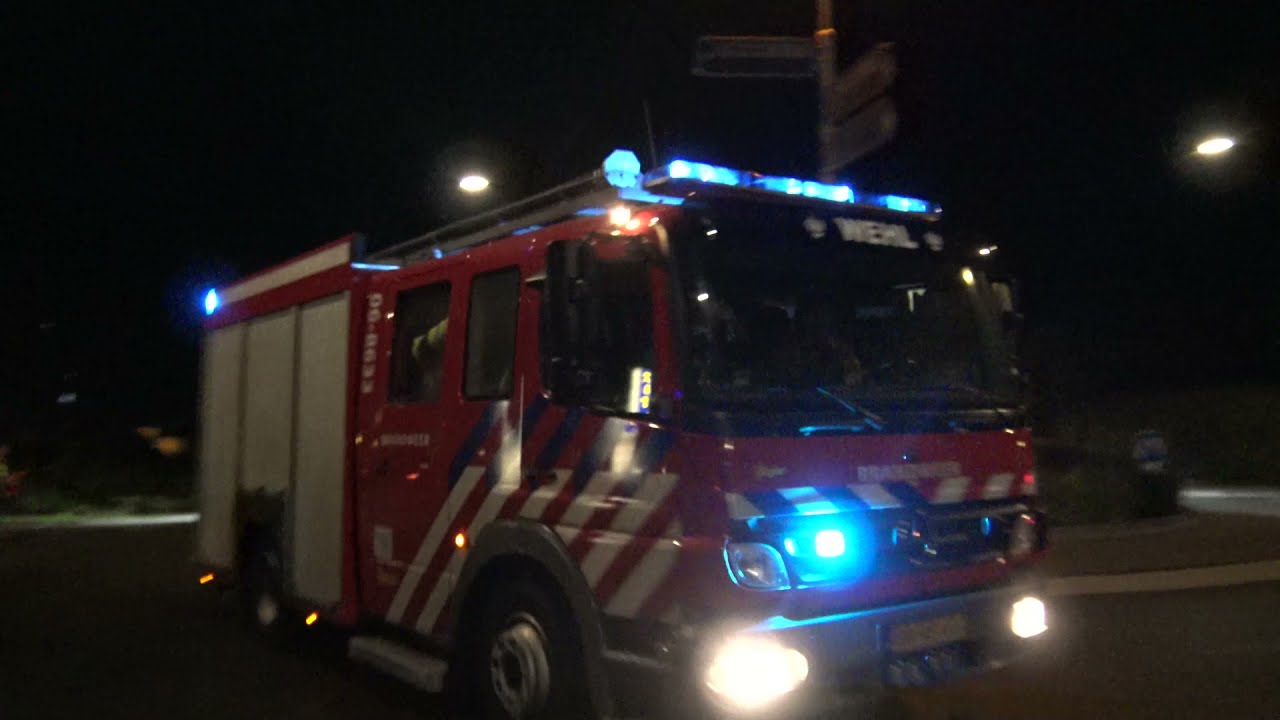 Brandweren met Spoed naar een Zeer grote Brand Parketbedrijf aan de Parallelweg in Didam Opschaling