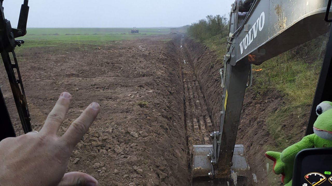 Escavadeira volvo 140 DL serviço de vala operador capixaba