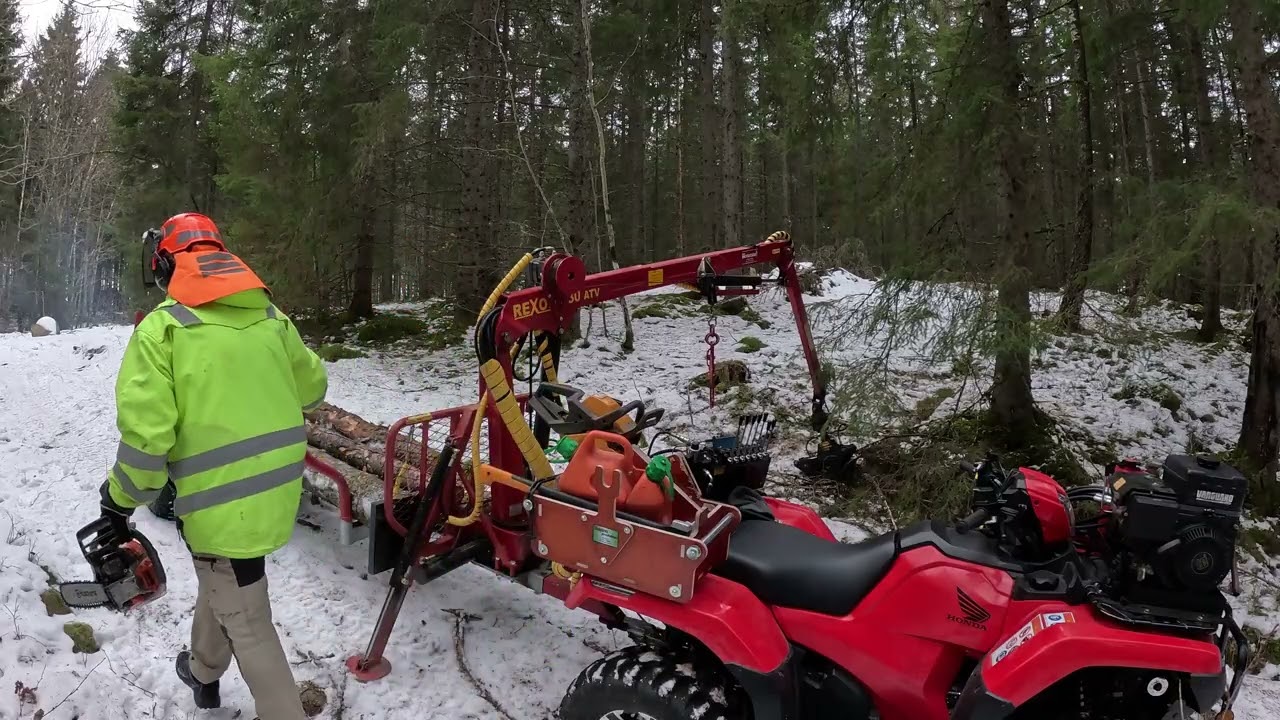Honda 500 & Kranman T1800 hämtar hem fastfrusna vindfällen