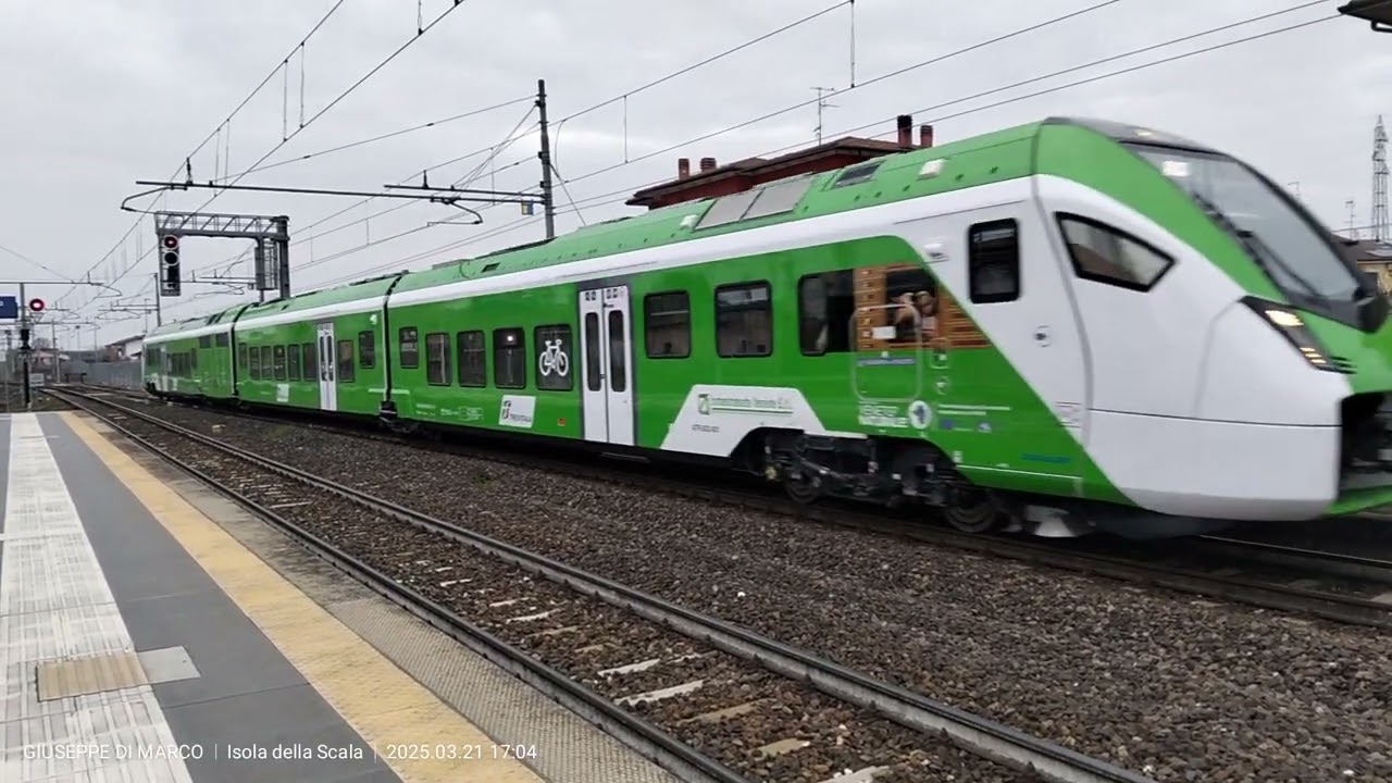Il nuovo ATR 803 della regione Veneto effettua il Reg. 91521 Verona - Rovigo in arrivo al binario 5.