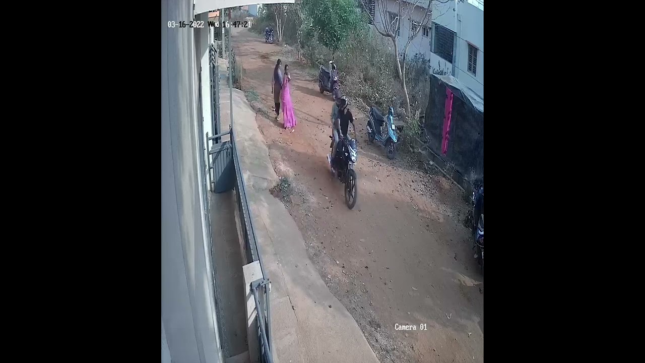 chain snatching. thief attack women