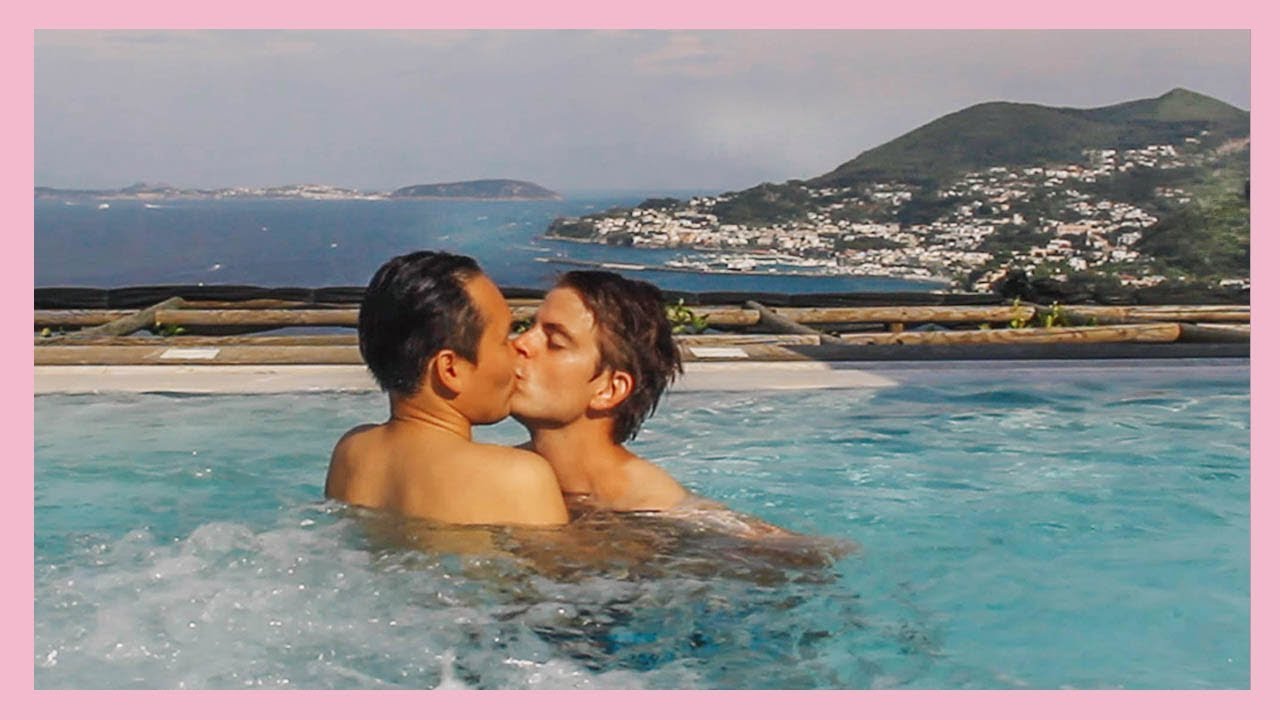 GAY BOYFRIENDS HOT TUB CUDDLES IN ITALY | Vlog 72