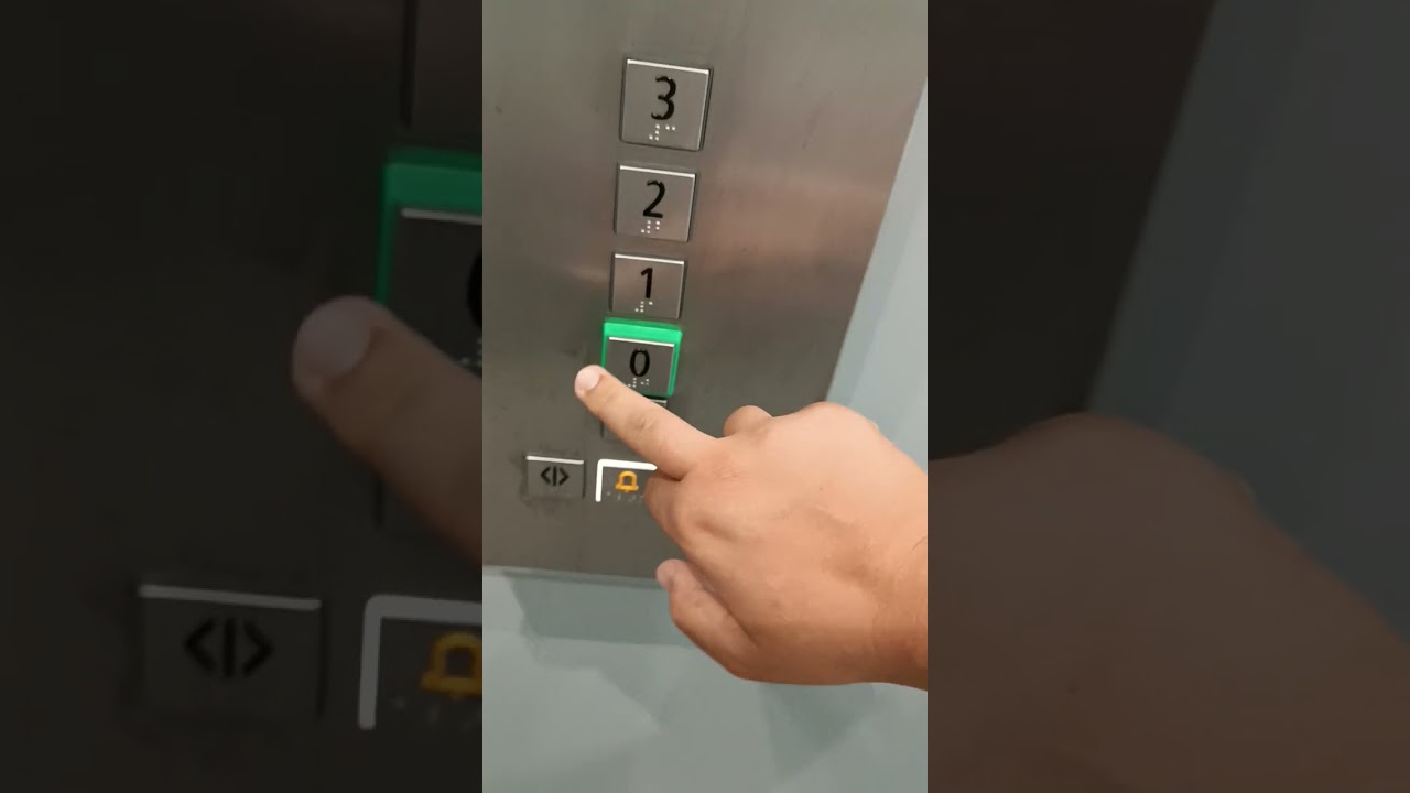 Brand neuer und sehr sehr schöner SCHINDLER AUFZUG in einem neuen Wohnhaus. BJ 2023