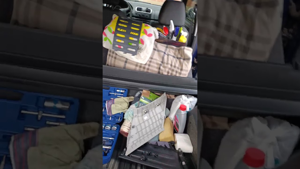 разбираю обшивку багажника Шкода Фабия 2