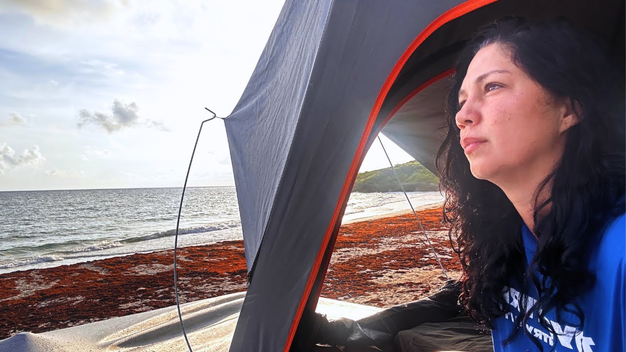Acampando en una playa remota de Vieques, Puerto Rico