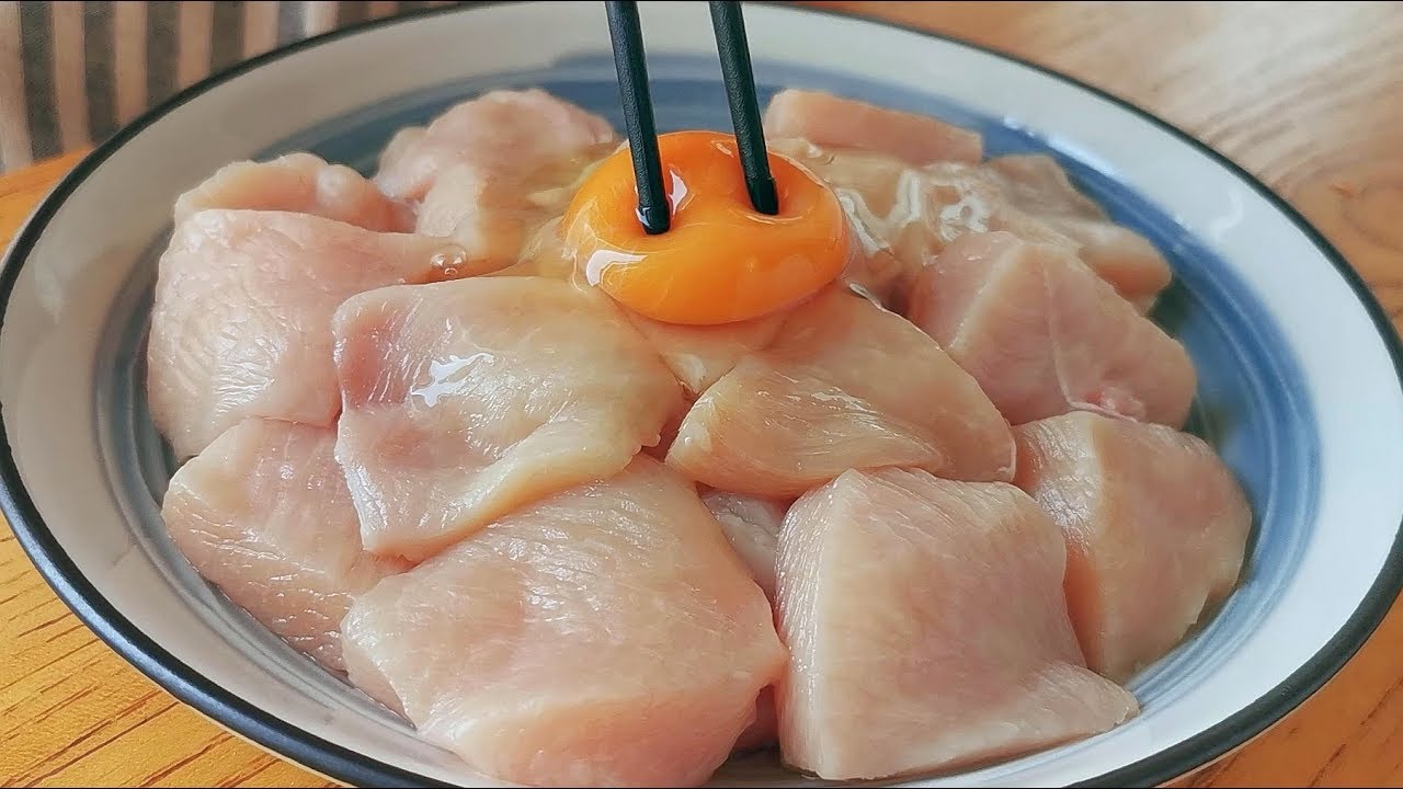 雞胸肉別油炸了，加一個雞蛋，不用炒不涼拌，用擀麵杖一壓，比紅燒肉還香【小穎美食】