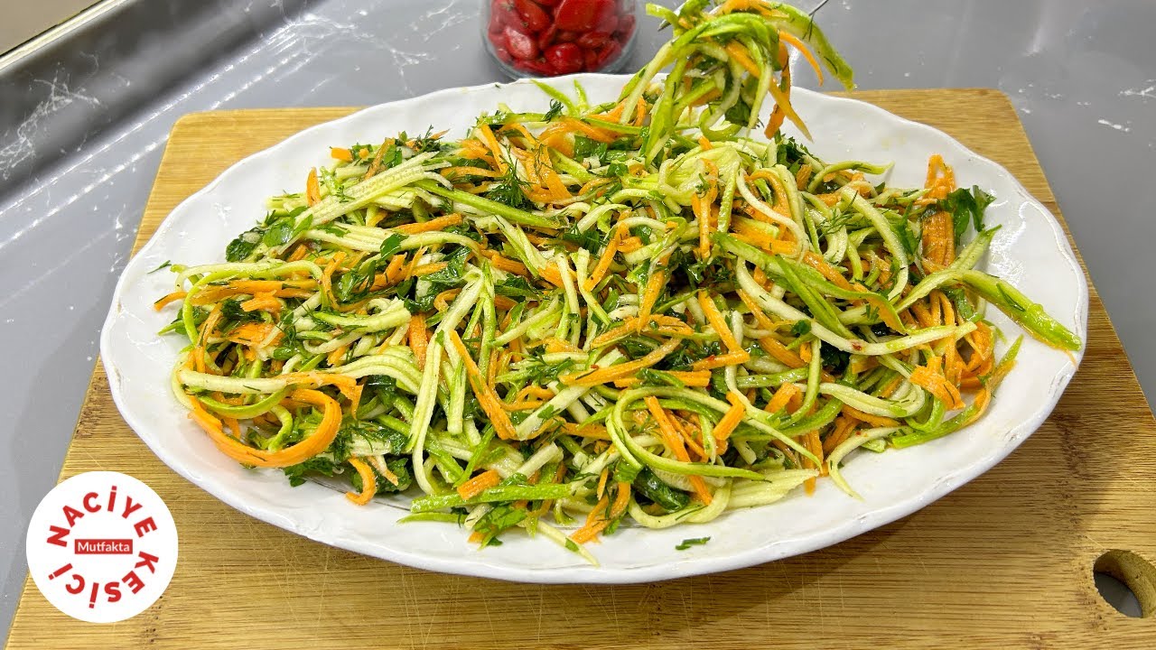 Kabağı daha önce çiğ yemiş miydiniz❓Lezzet algınız değişecek. 💯 Çiğ Yeşil Kabak Salatası