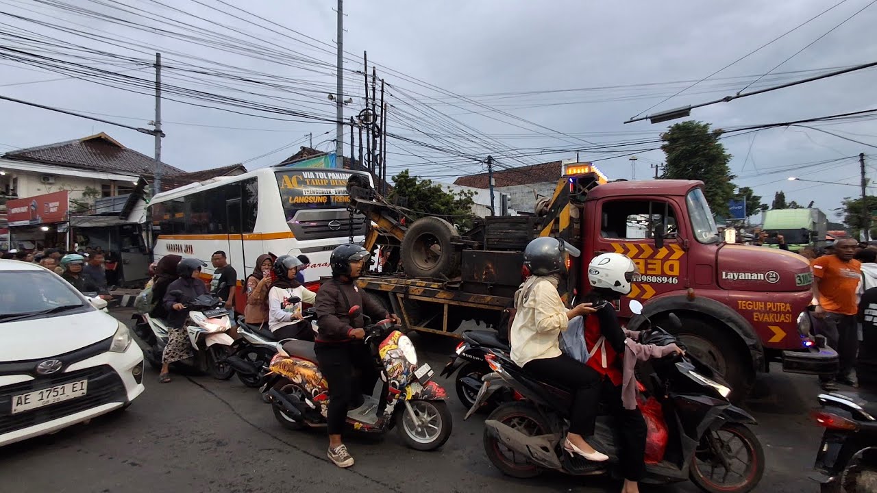 Proses evakuasi bus HARAPAN JAYA TKP PEREMPATAN MUNING 