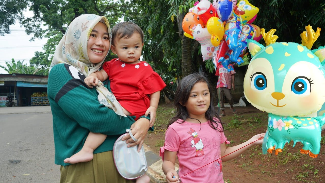 SEHARIAN MAIN BARENG BERSAMA BAYI ARUMI dan BELI BALON KARAKTER🎈 Salsa and family
