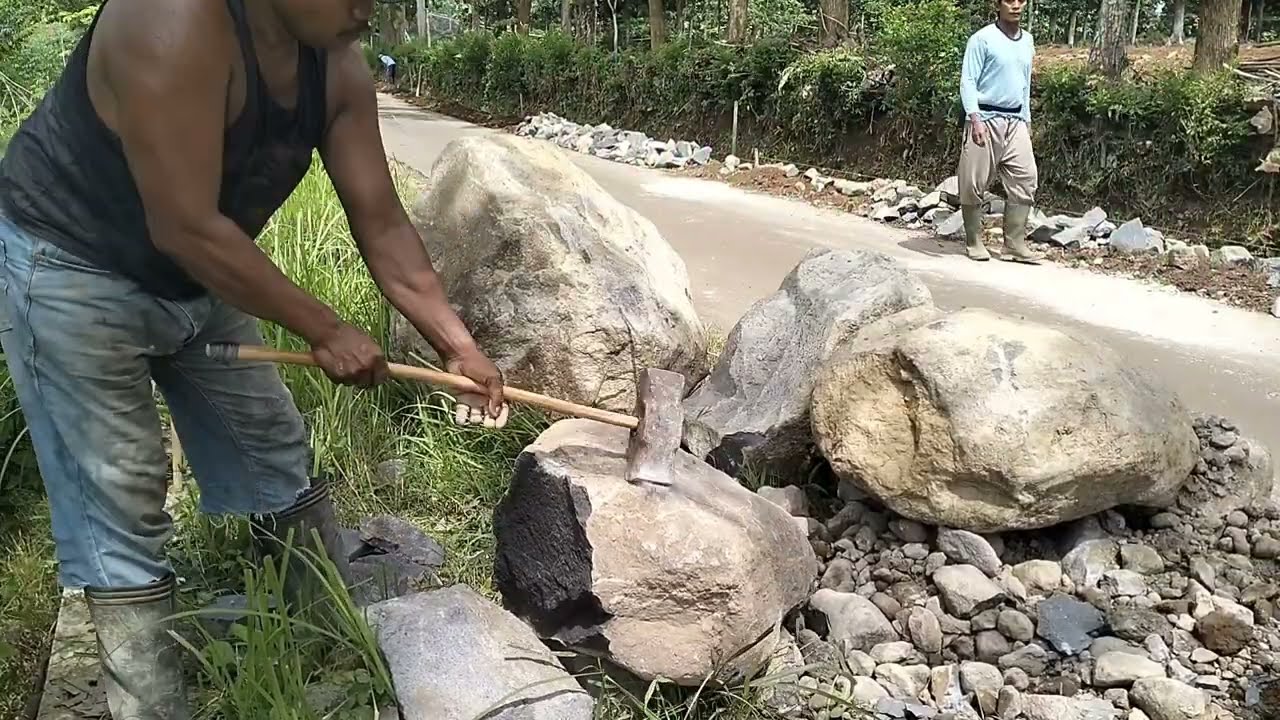 Ketemu sama batu besar dan lumayan ulet